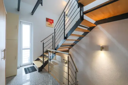 Treppenhaus OGder Immobilien: Wohn- und Geschäftshaus mit Herzstück – Etabliertes Gewerbe & zwei Wohneinheiten (Foto)