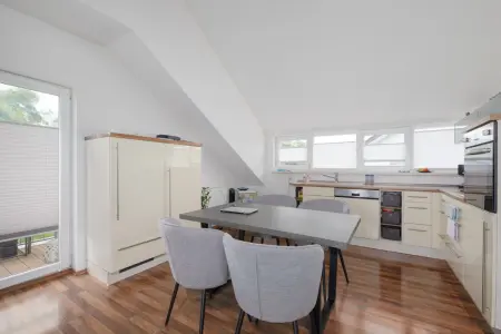 Essbereich und Küche DGder Immobilien: Wohn- und Geschäftshaus mit Herzstück – Etabliertes Gewerbe & zwei Wohneinheiten (Foto)