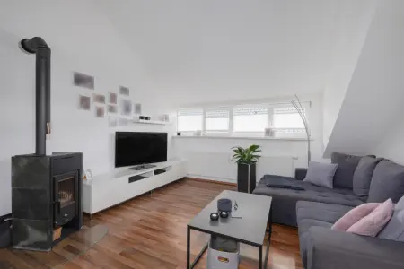 Wohnzimmer DGder Immobilien: Wohn- und Geschäftshaus mit Herzstück – Etabliertes Gewerbe & zwei Wohneinheiten (Foto)