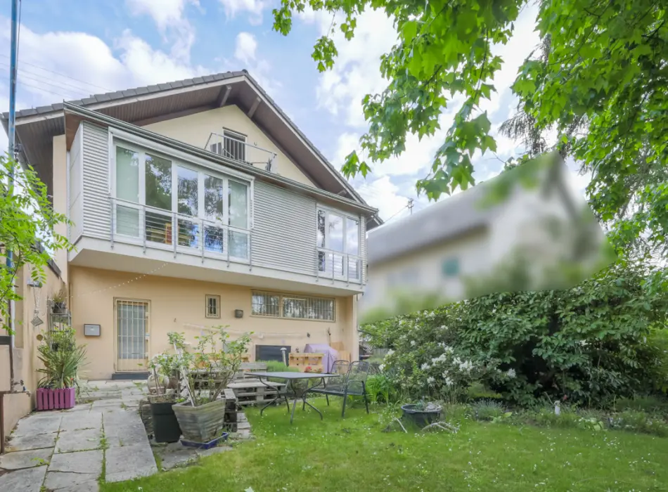 Rückansicht und Gartender Immobilien: Wohn- und Geschäftshaus mit Herzstück – Etabliertes Gewerbe & zwei Wohneinheiten (Titelbild)