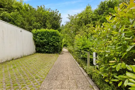 Weg zum Hauseingangder Immobilien: Anpruchsvolles Wohnen in bester Lage (Foto)