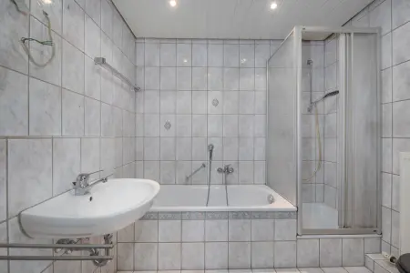 Badezimmerder Immobilien: Kapitalanlage oder Eigennutzung! Helle 2-Zimmer-Wohnung in beliebter Lage (Foto)