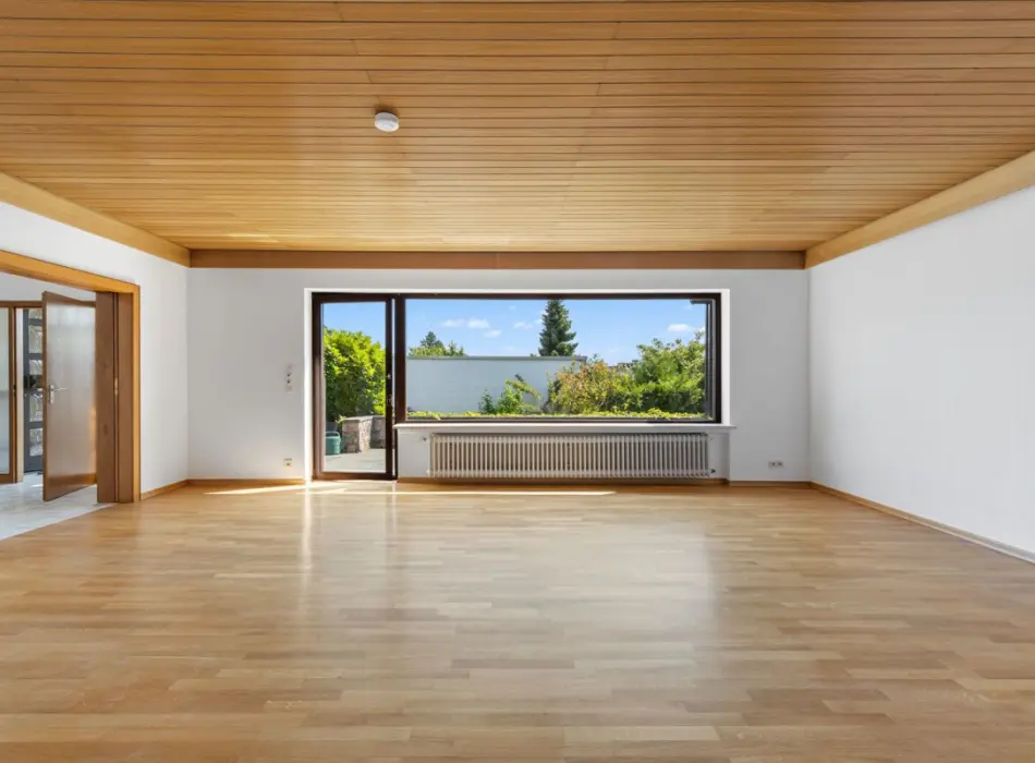 Wohnzimmer der Immobilie: Schicker Bungalow in Waldbronn-Reichenbach (Titelbild)