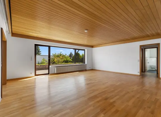 Wohnzimmer der Immobilie: Schicker Bungalow in Waldbronn-Reichenbach (Foto)