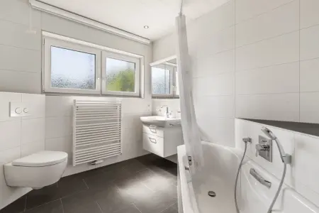 Bad der Immobilie: Schicker Bungalow in Waldbronn-Reichenbach (Foto)