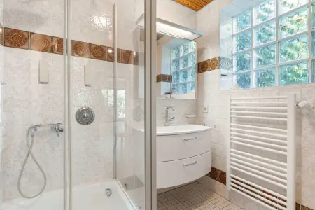 Kleines Bad der Immobilie: Schicker Bungalow in Waldbronn-Reichenbach (Foto)