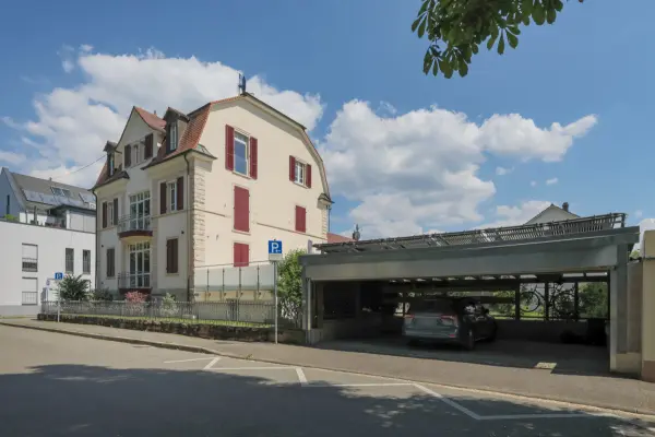 Straßenansicht mit Stellplätzen