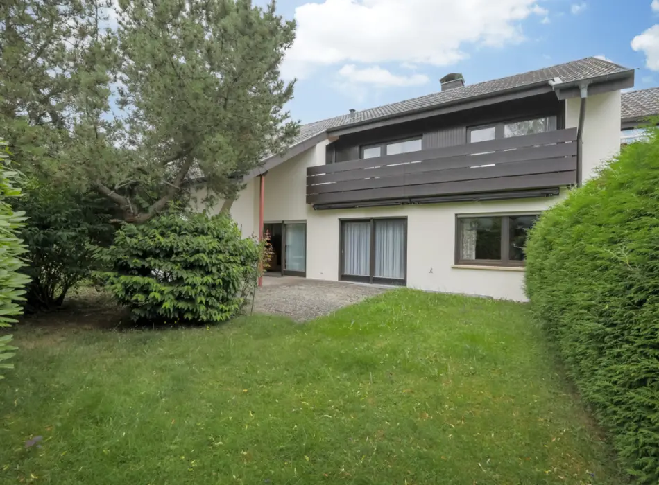 Rückansicht und Gartender Immobilien: Einfamilienhaus oder 2-3 Familienhaus? Hier bestehen alle Möglichkeiten! (Titelbild)