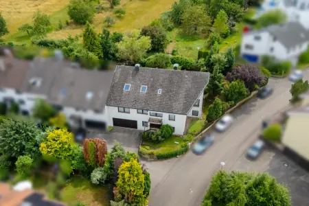 Luftansichtder Immobilien: Einfamilienhaus oder 2-3 Familienhaus? Hier bestehen alle Möglichkeiten! (Foto)