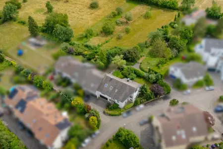 Luftansichtder Immobilien: Einfamilienhaus oder 2-3 Familienhaus? Hier bestehen alle Möglichkeiten! (Foto)