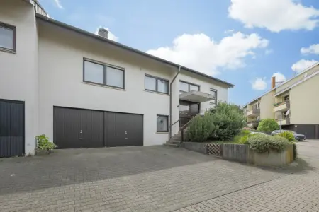 Straßenansichtder Immobilien: Einfamilienhaus oder 2-3 Familienhaus? Hier bestehen alle Möglichkeiten! (Foto)