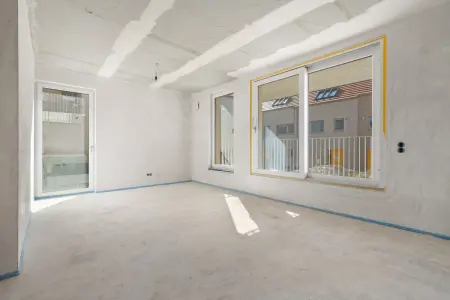 Wohn-Esszimmer mit Zugang zum Balkon der Immobilie: Licht, Raum & Stil – Ihre neue Wohnung im Neubau mit Südbalkon (Foto)