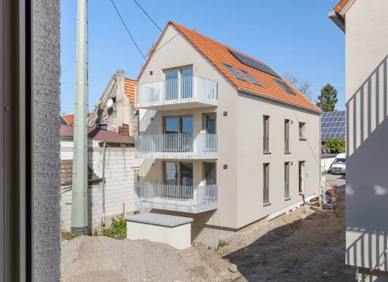 Haus Ader Immobilien: Frischer Wind für Ihr Zuhause – Helle Neubauwohnung mit durchdachtem Grundriss“ (Foto)