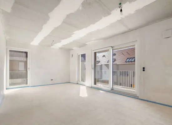 Wohn-und Esszimmer mit Zugang zum Balkon