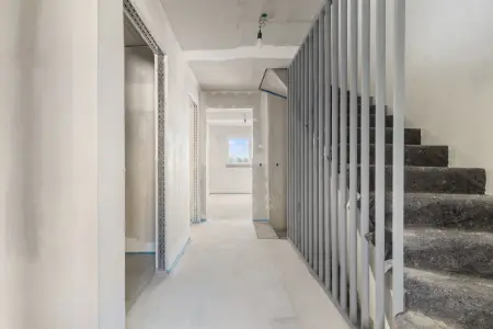 Flur Obergeschoss der Immobilie: „Wohnen im Rhythmus der Zeit – Reihenhaus mit smartem Raumkonzept und Garten“ (Foto)