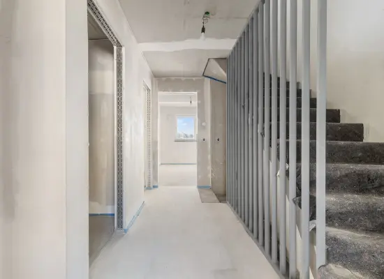 Flur Obergeschossder Immobilien: „Wohnen im Rhythmus der Zeit – Reihenhaus mit smartem Raumkonzept und Garten“ (Foto)