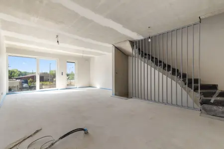 Wohn und Esszimmer mit Küche der Immobilie: „Wohnen im Rhythmus der Zeit – Reihenhaus mit smartem Raumkonzept und Garten“ (Titelbild)