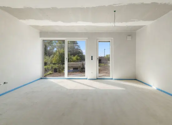 Wohnzimmer der Immobilie: „Wohnen im Rhythmus der Zeit – Reihenhaus mit smartem Raumkonzept und Garten“ (Foto)