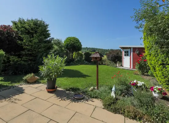 Terrasseder Immobilien: Wohnen, wo andere spazieren gehen – Gepflegte DHH in traumhafter Feldrandlage von Niefern! (Foto)