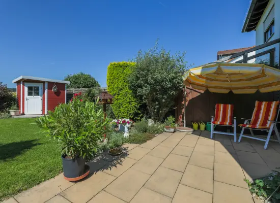 Terrasseder Immobilien: Wohnen, wo andere spazieren gehen – Gepflegte DHH in traumhafter Feldrandlage von Niefern! (Foto)