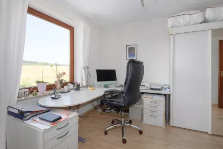 Büro 2. OGder Immobilien: Wohnen, wo andere spazieren gehen – Gepflegte DHH in traumhafter Feldrandlage von Niefern! (Foto)