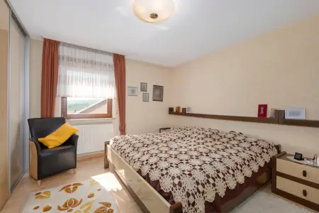 Schlafzimmer 2. OGder Immobilien: Wohnen, wo andere spazieren gehen – Gepflegte DHH in traumhafter Feldrandlage von Niefern! (Foto)