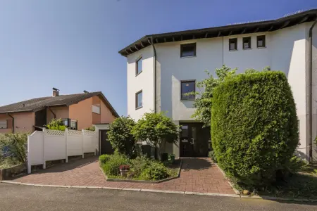 Straßenansichtder Immobilien: Wohnen, wo andere spazieren gehen – Gepflegte DHH in traumhafter Feldrandlage von Niefern! (Foto)