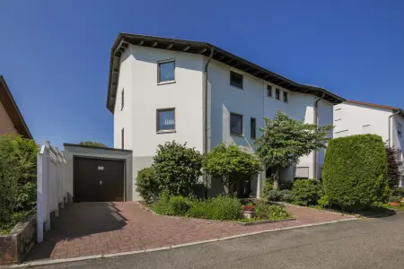 Straßenansichtder Immobilien: Wohnen, wo andere spazieren gehen – Gepflegte DHH in traumhafter Feldrandlage von Niefern! (Foto)