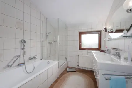 Badezimmer 2. OGder Immobilien: Wohnen, wo andere spazieren gehen – Gepflegte DHH in traumhafter Feldrandlage von Niefern! (Foto)
