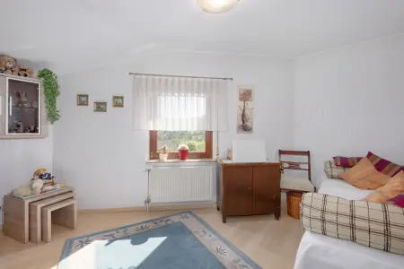 Zimmer 2. OGder Immobilien: Wohnen, wo andere spazieren gehen – Gepflegte DHH in traumhafter Feldrandlage von Niefern! (Foto)