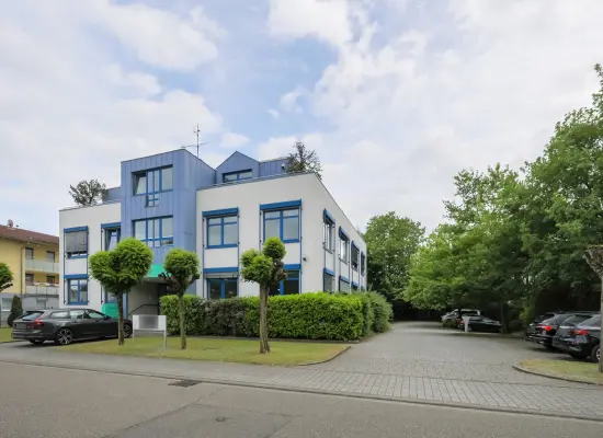 Straßenansichtder Immobilien: Vielseitig nutzbare Büroimmobilie mit Top-Ausstattung und E-Ladestation in Hügelsheim! (Foto)