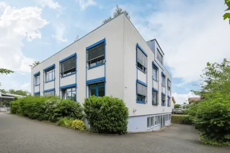 Rückansichtder Immobilien: Vielseitig nutzbare Büroimmobilie mit Top-Ausstattung und E-Ladestation in Hügelsheim! (Foto)