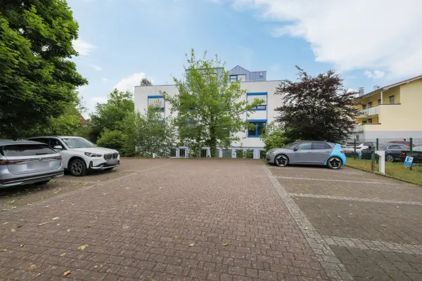 Parkplätze mit Elektroladesäule