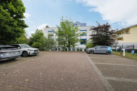 Parkplätze mit Elektroladesäuleder Immobilien: Vielseitig nutzbare Büroimmobilie mit Top-Ausstattung und E-Ladestation in Hügelsheim! (Foto)