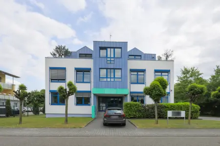 Straßenansicht der Immobilie: Vielseitig nutzbare Büroimmobilie mit Top-Ausstattung und E-Ladestation in Hügelsheim! (Titelbild)