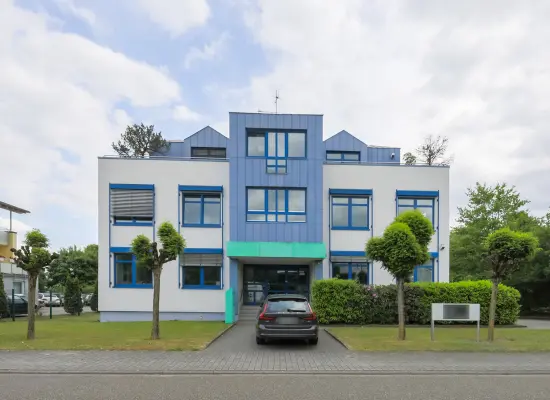 Straßenansicht der Immobilie: Vielseitig nutzbare Büroimmobilie mit Top-Ausstattung und E-Ladestation in Hügelsheim! (Titelbild)