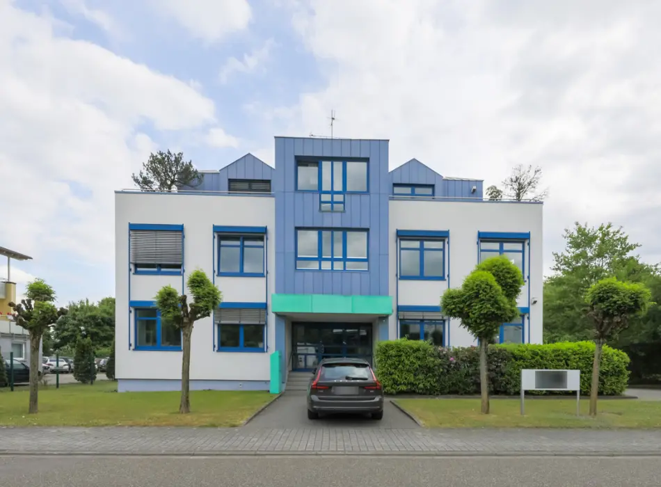 Straßenansichtder Immobilien: Vielseitig nutzbare Büroimmobilie mit Top-Ausstattung und E-Ladestation in Hügelsheim! (Titelbild)
