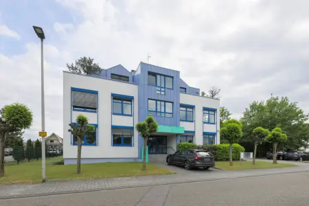Straßenansicht der Immobilie: Vielseitig nutzbare Büroimmobilie mit Top-Ausstattung und E-Ladestation in Hügelsheim! (Foto)
