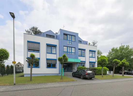 Straßenansichtder Immobilien: Vielseitig nutzbare Büroimmobilie mit Top-Ausstattung und E-Ladestation in Hügelsheim! (Foto)