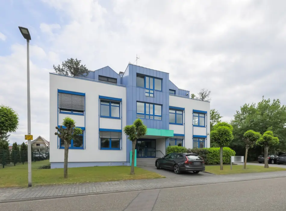 Straßenansicht der Immobilie: Vielseitig nutzbare Büroimmobilie mit Top-Ausstattung und E-Ladestation in Hügelsheim! (Foto)