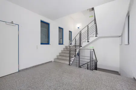 Treppenhaus Eingangsbereichder Immobilien: Vielseitig nutzbare Büroimmobilie mit Top-Ausstattung und E-Ladestation in Hügelsheim! (Foto)