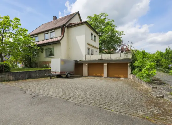 Seitenansicht mit Garagender Immobilien: Viel Platz für die ganze Familie! (Foto)