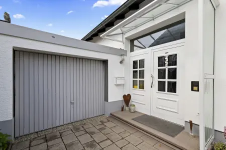 Hauszugang mit Garage 1der Immobilien: Wir kommen, um zu bleiben! (Foto)