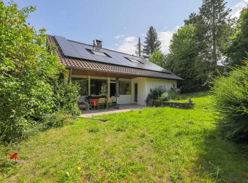 Rückansicht der Immobilie: Ruhige Feldrandlage! Großzügiges Einfamilienhaus mit Garten in Pfinztal-Söllingen (Titelbild)