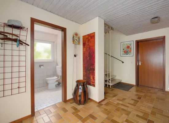 Flur und Gäste-WC UG der Immobilie: Ruhige Feldrandlage! Großzügiges Einfamilienhaus mit Garten in Pfinztal-Söllingen (Foto)