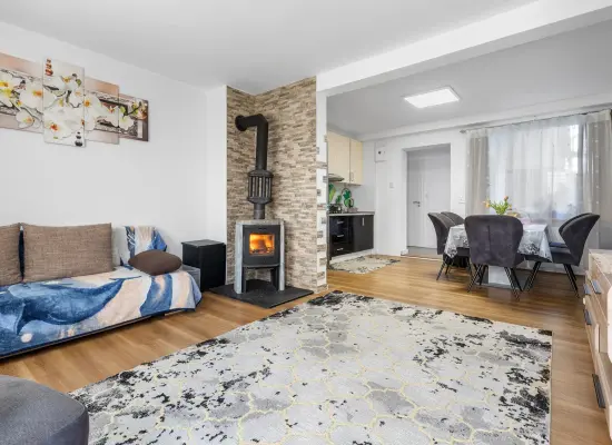 Wohnzimmer mit Essbereich und Kücheder Immobilien: Ein Zuhause zum Ankommen – für Menschen mit Herz und Zukunftsplänen (Foto)