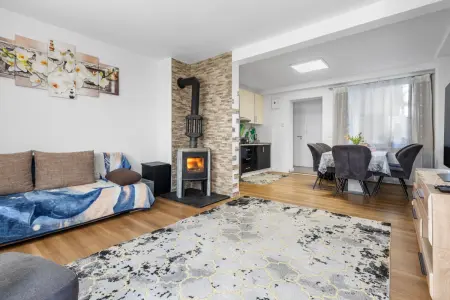 Wohnzimmer mit Essbereich und Küche der Immobilie: Ein Zuhause zum Ankommen – für Menschen mit Herz und Zukunftsplänen (Foto)