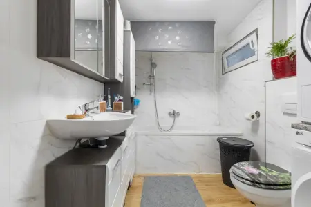 Badezimmer der Immobilie: Ein Zuhause zum Ankommen – für Menschen mit Herz und Zukunftsplänen (Foto)