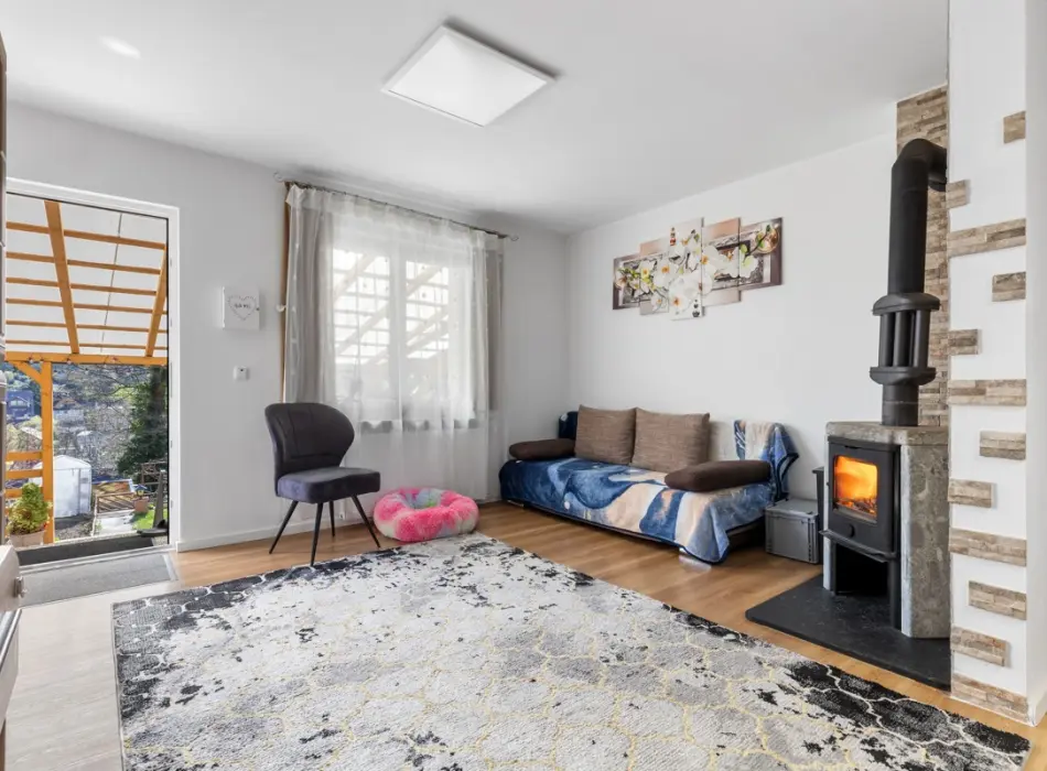 Wohnzimmer mit Ausgang Terrasseder Immobilien: Ein Zuhause zum Ankommen – für Menschen mit Herz und Zukunftsplänen (Titelbild)