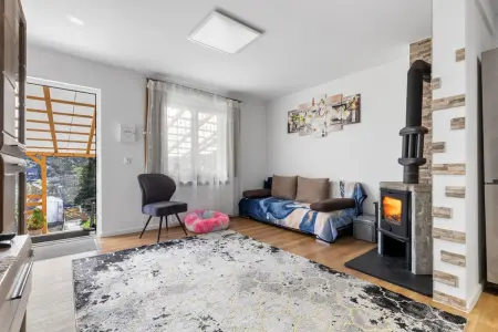 Wohnzimmer mit Ausgang Terrasse der Immobilie: Ein Zuhause zum Ankommen – für Menschen mit Herz und Zukunftsplänen (Titelbild)